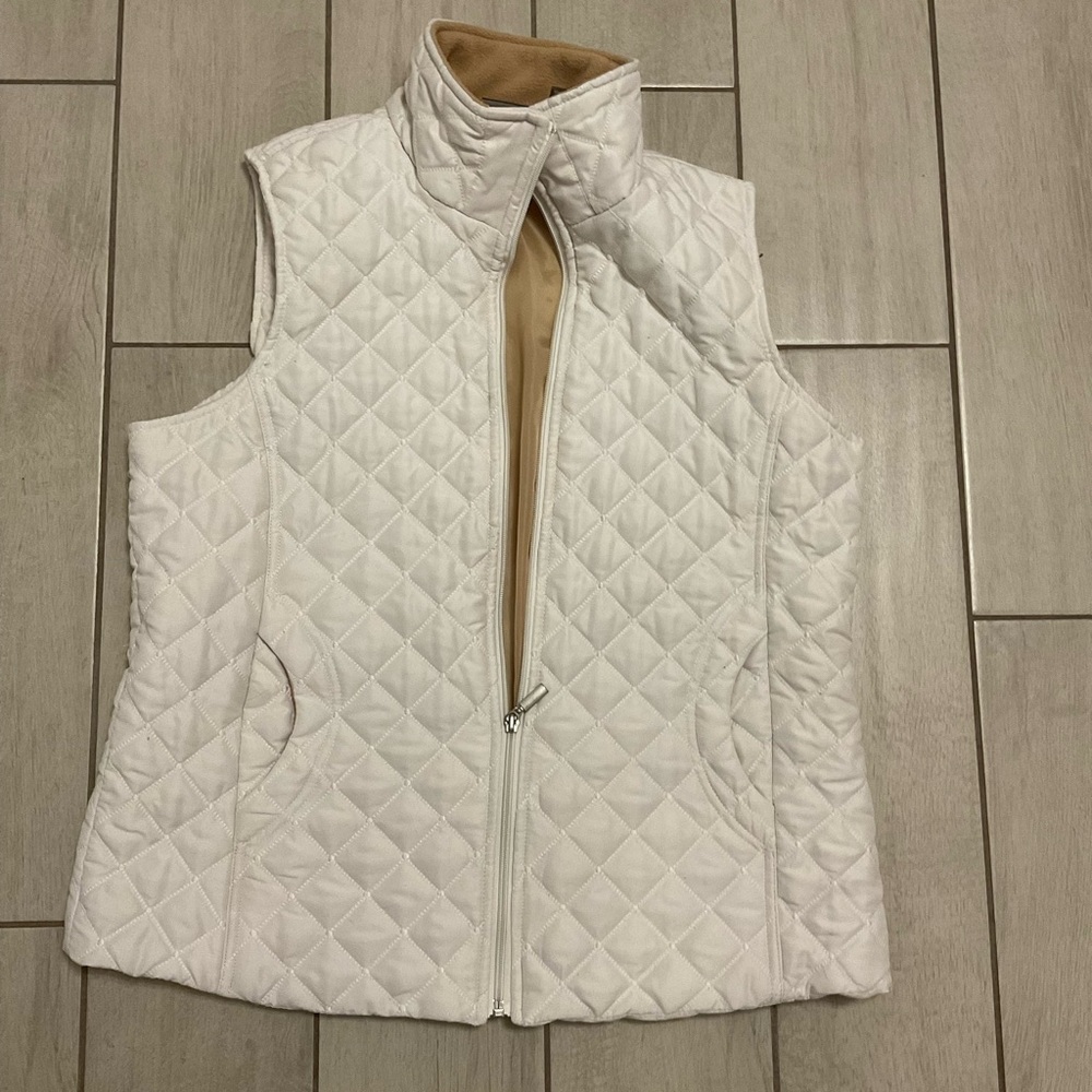 Jane Ashley women’s sleeveless zip up quilted beige vest. Size large.